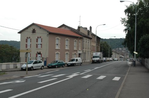 Avenue du Général de Gaulle (anciennement avenue de la gare) en 2009 (photographie couleur : Jean-Luc Gouret)